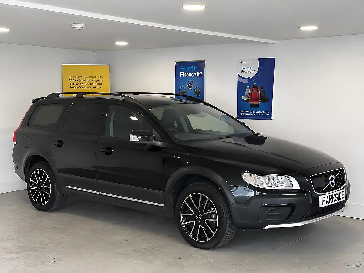 Used 2015 Volvo XC70 Se Lux Black Sapphire - Front View