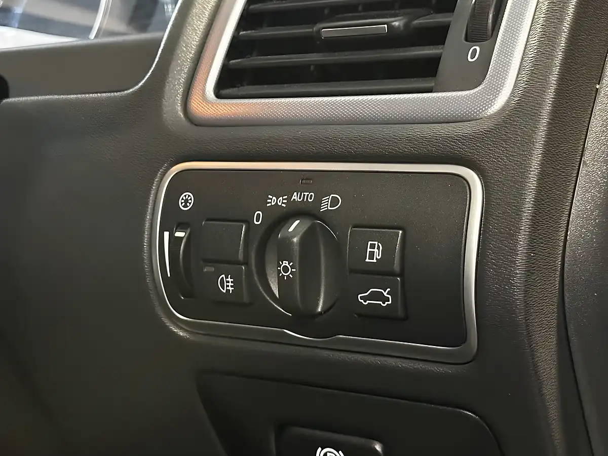 Used 2015 Volvo XC70 Se Lux Black Sapphire - Interior and Exterior details 10