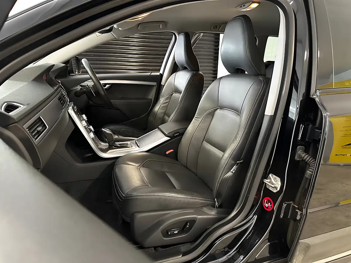 Used 2015 Volvo XC70 Se Lux Black Sapphire - Interior and Exterior details 12