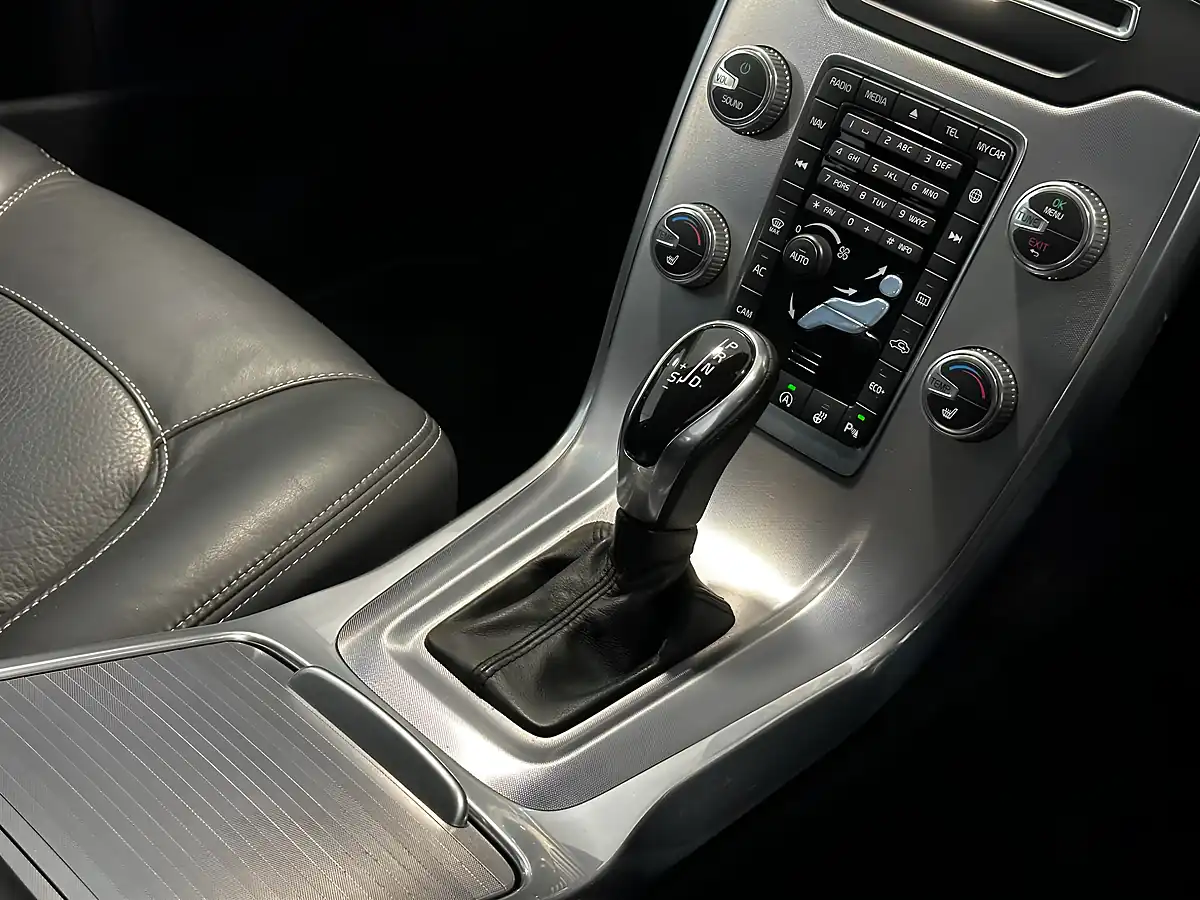 Used 2015 Volvo XC70 Se Lux Black Sapphire - Interior and Exterior details 16