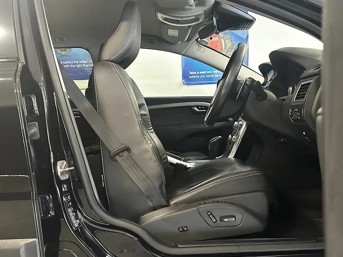 Used 2015 Volvo XC70 Se Lux Black Sapphire - Interior and Exterior details 3