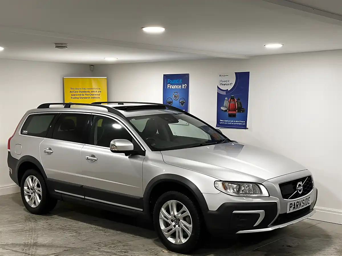 Used 2015 Volvo XC70 Se Lux Silver - Front View