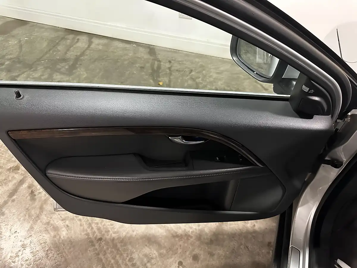 Used 2015 Volvo XC70 Se Lux Silver - Interior and Exterior details 15