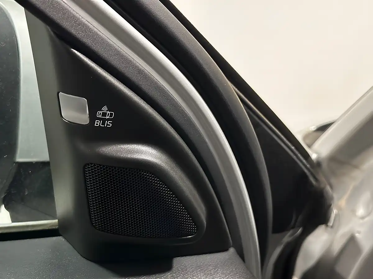 Used 2015 Volvo XC70 Se Lux Silver - Interior and Exterior details 16