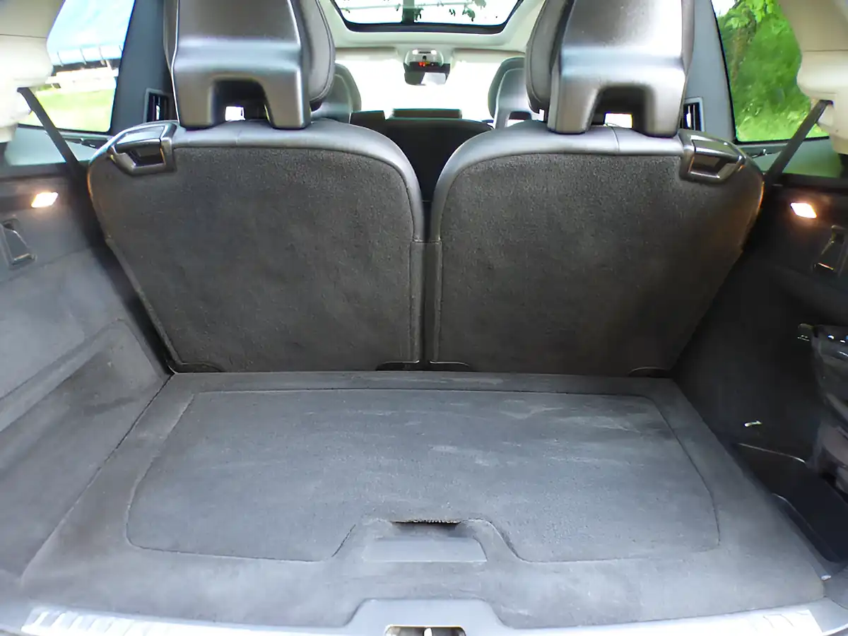 Used 2015 Volvo XC90 Momentum Silver - Interior and Exterior details 9
