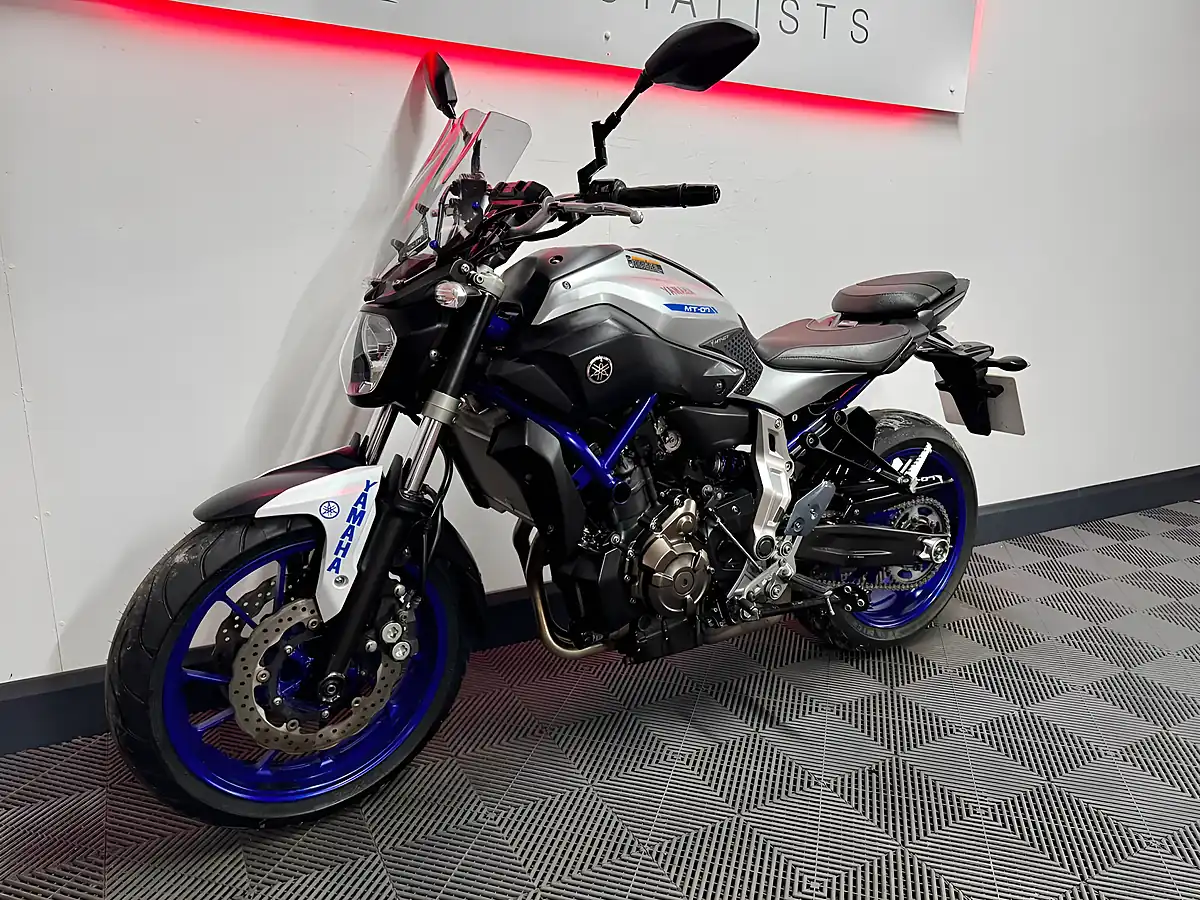 Used 2015 Yamaha MT-07 Naked Silver - Interior and Exterior details 8
