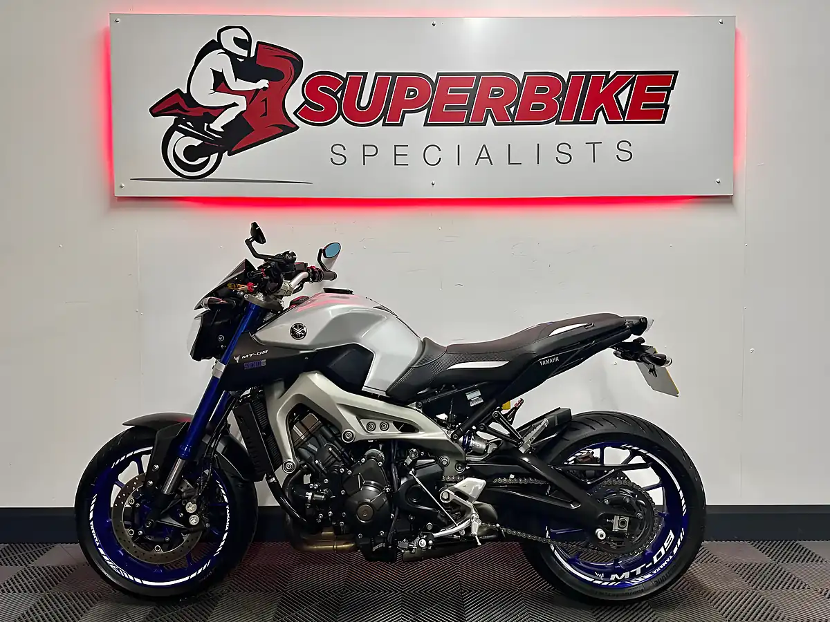 Used 2015 Yamaha MT-09 Naked Silver - Interior and Exterior details 12