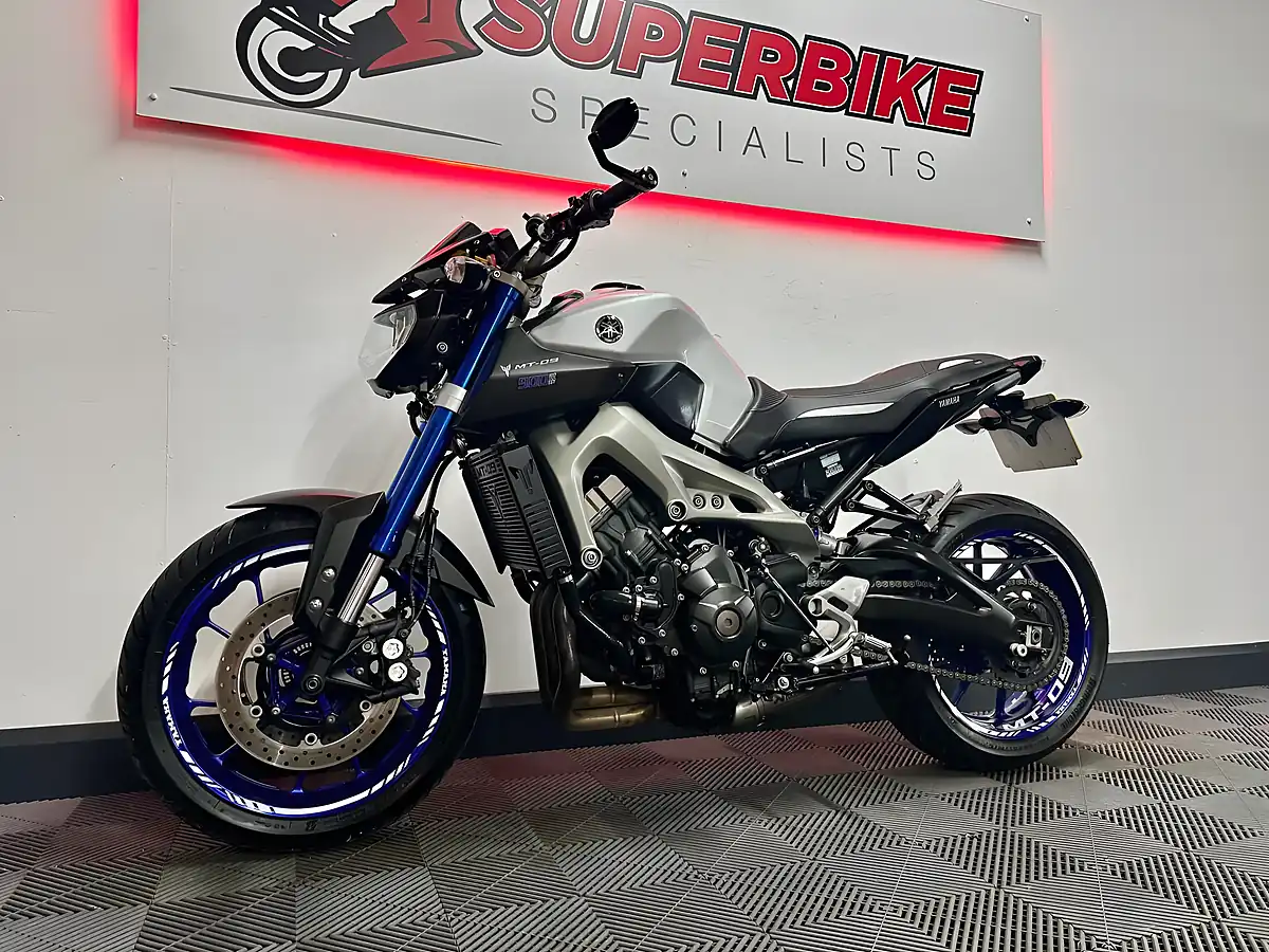 Used 2015 Yamaha MT-09 Naked Silver - Interior and Exterior details 13