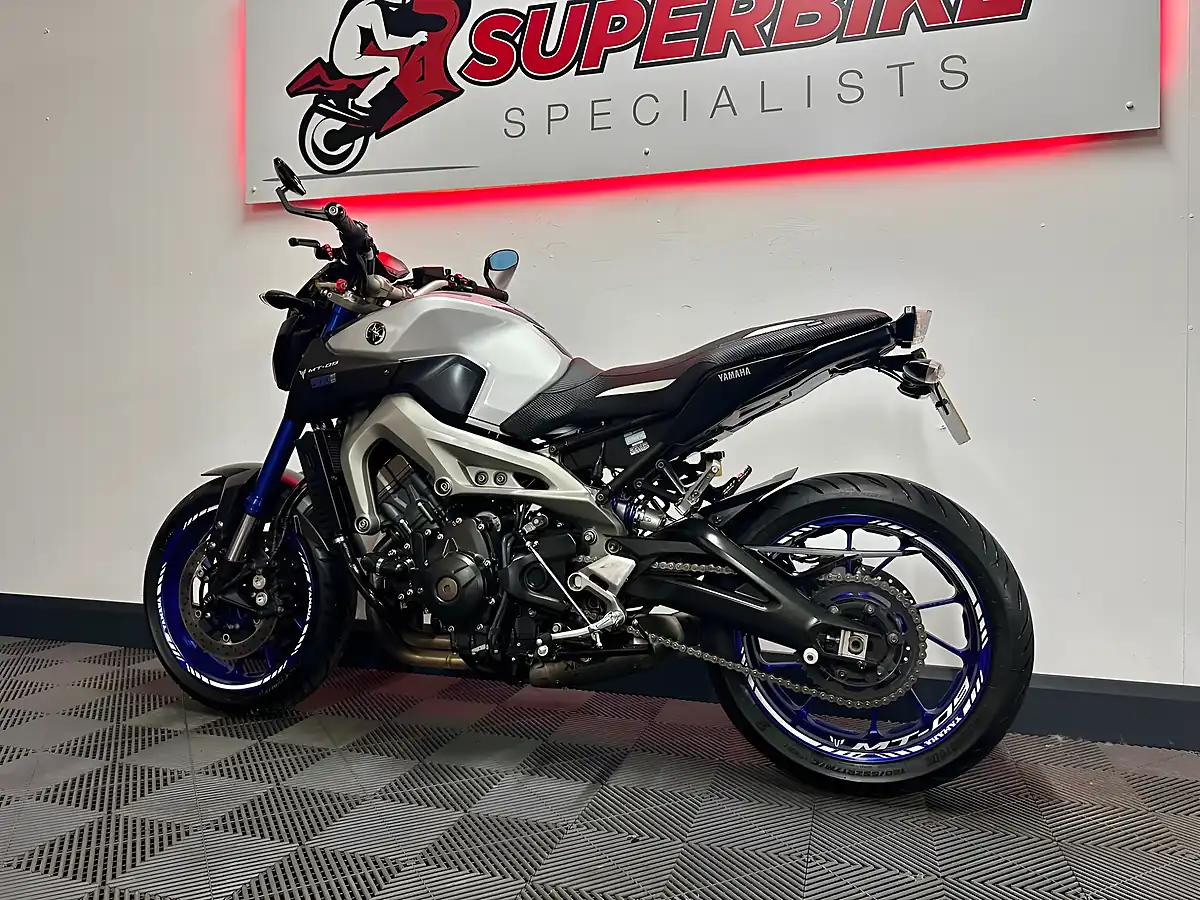 Used 2015 Yamaha MT-09 Naked Silver - Interior and Exterior details 14