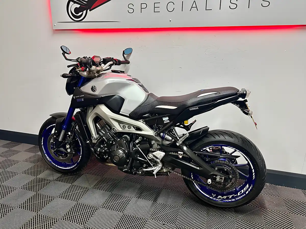 Used 2015 Yamaha MT-09 Naked Silver - Interior and Exterior details 15