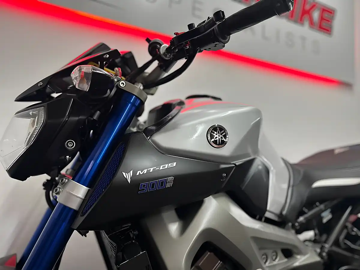 Used 2015 Yamaha MT-09 Naked Silver - Interior and Exterior details 19