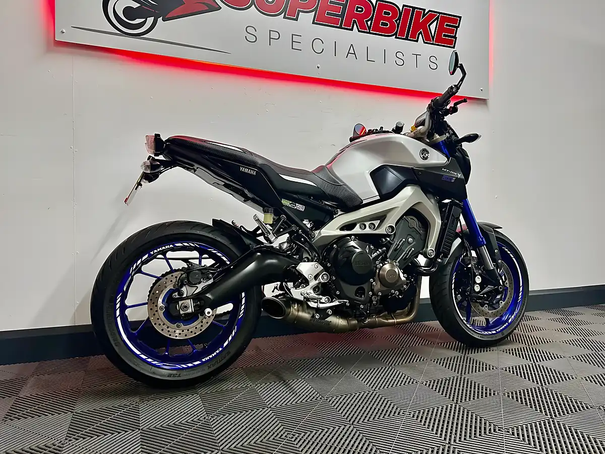 Used 2015 Yamaha MT-09 Naked Silver - Interior and Exterior details 4