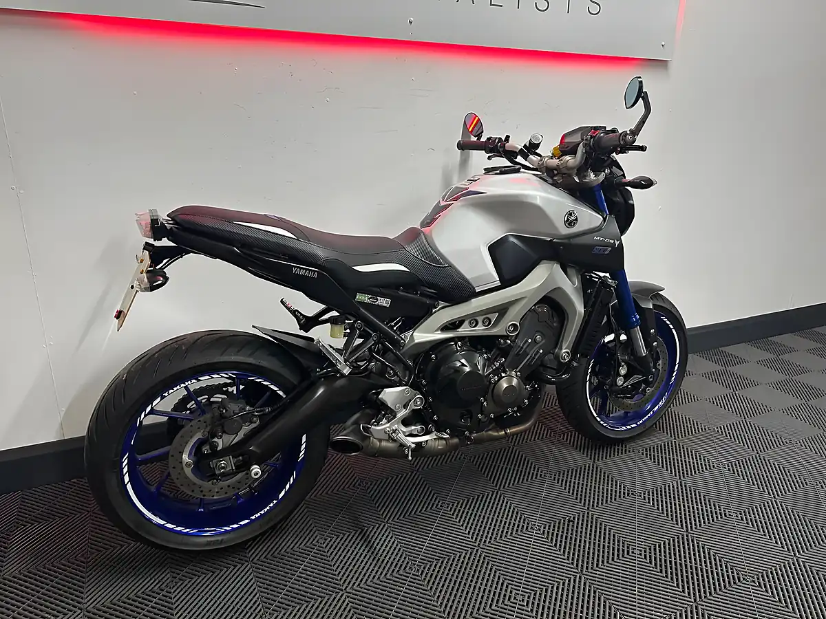 Used 2015 Yamaha MT-09 Naked Silver - Interior and Exterior details 5