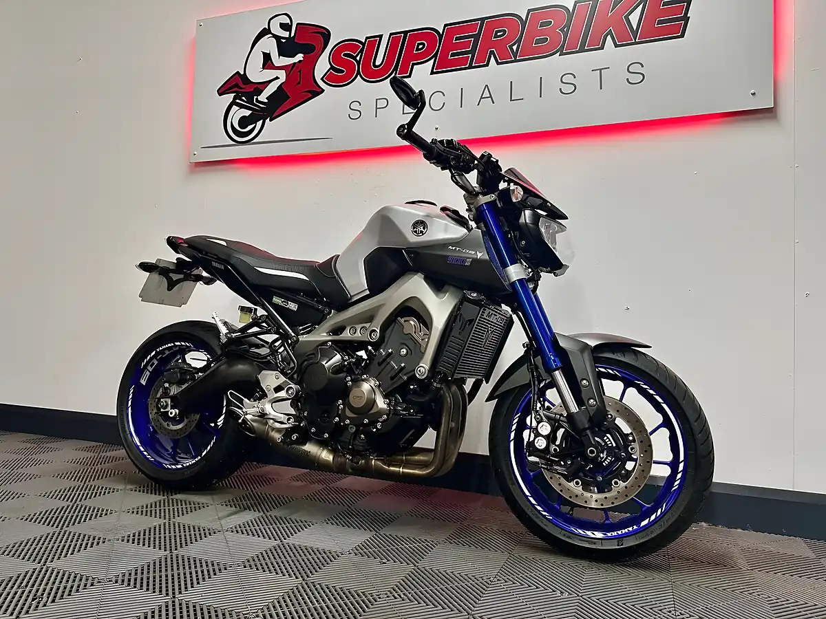 Used 2015 Yamaha MT-09 Naked Silver - Interior and Exterior details 7