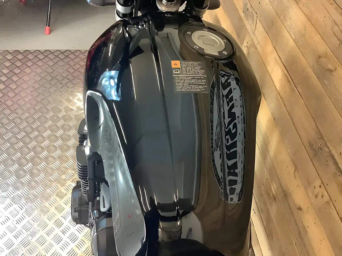 Used 2015 Yamaha Xjr Black - Interior and Exterior details 12