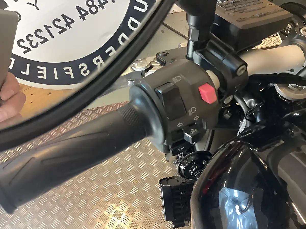Used 2015 Yamaha Xjr Black - Interior and Exterior details 14