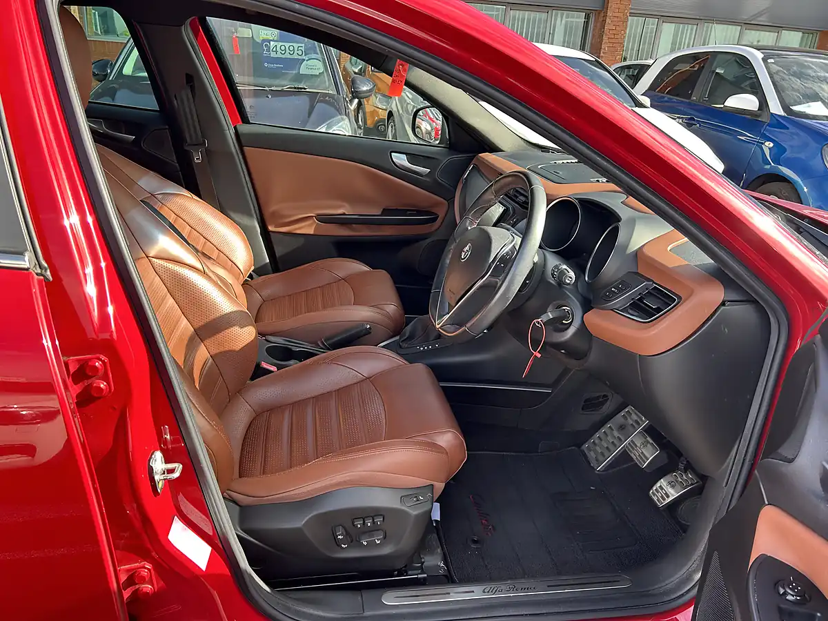 Used 2016 Alfa Romeo Giulietta Red - Interior and Exterior details 4