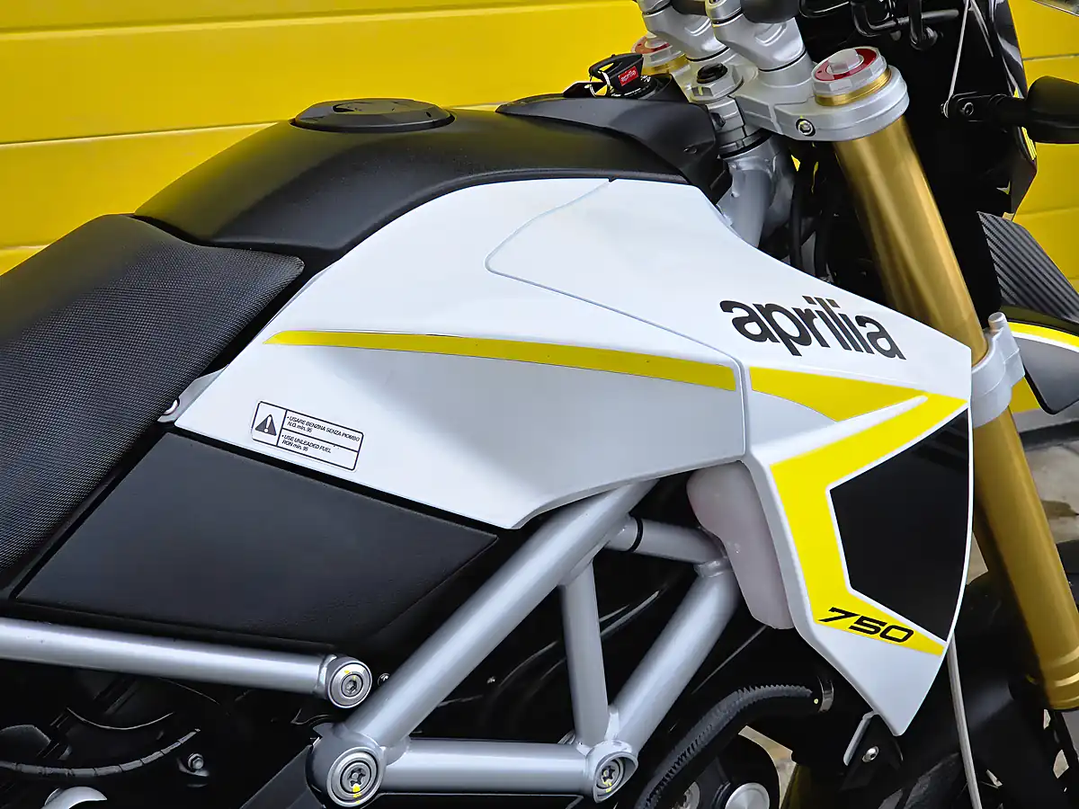 Used 2016 Aprilia Dorsoduro White - Interior and Exterior details 13