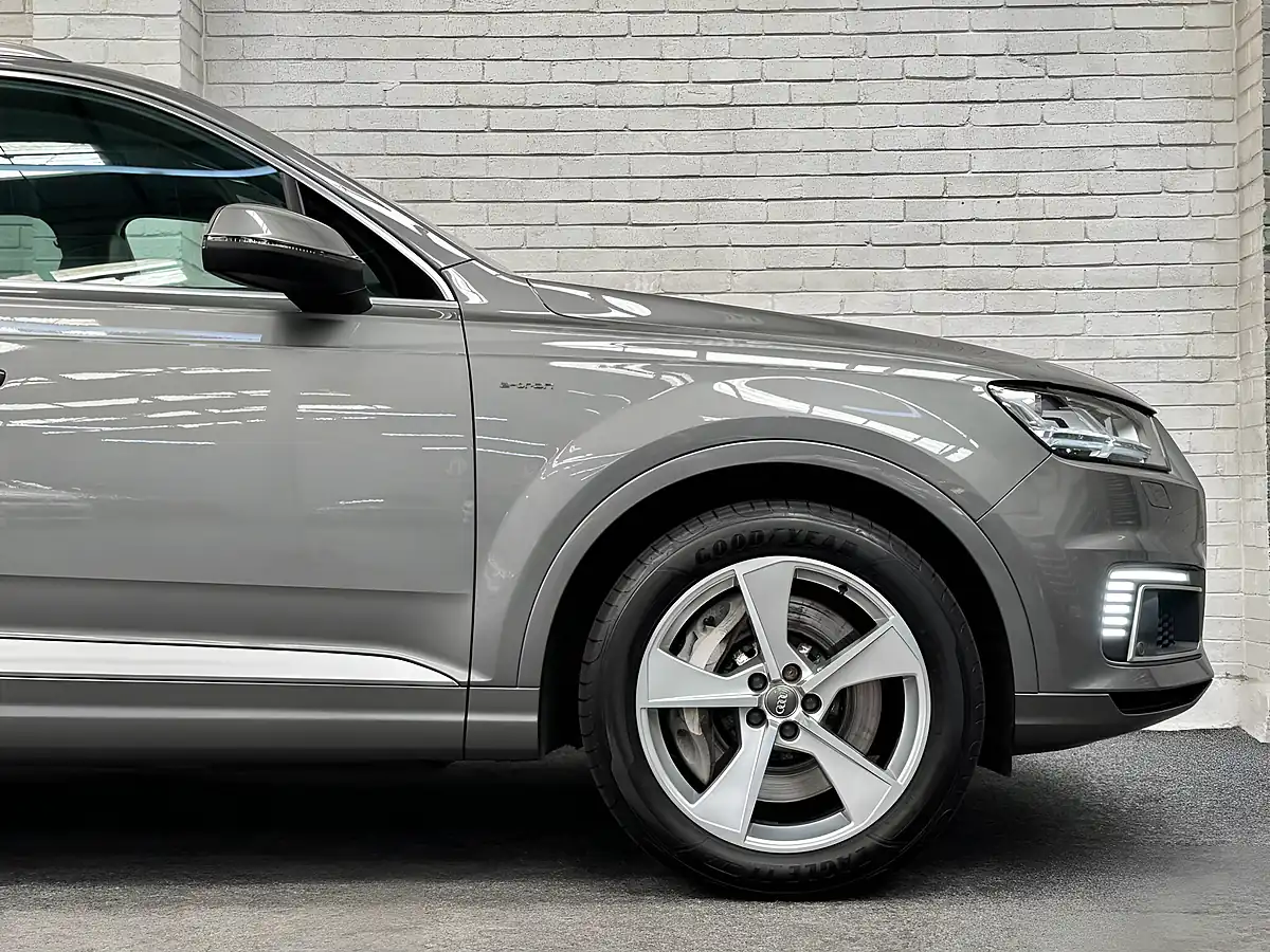 Used 2016 Audi Q7 Grey - Interior and Exterior details 8
