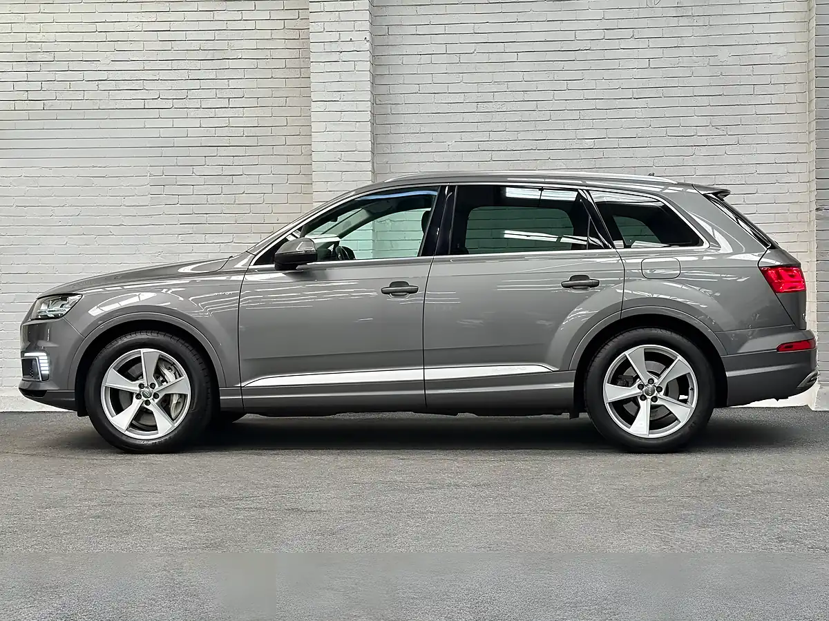 Used 2016 Audi Q7 Grey - Interior and Exterior details 9