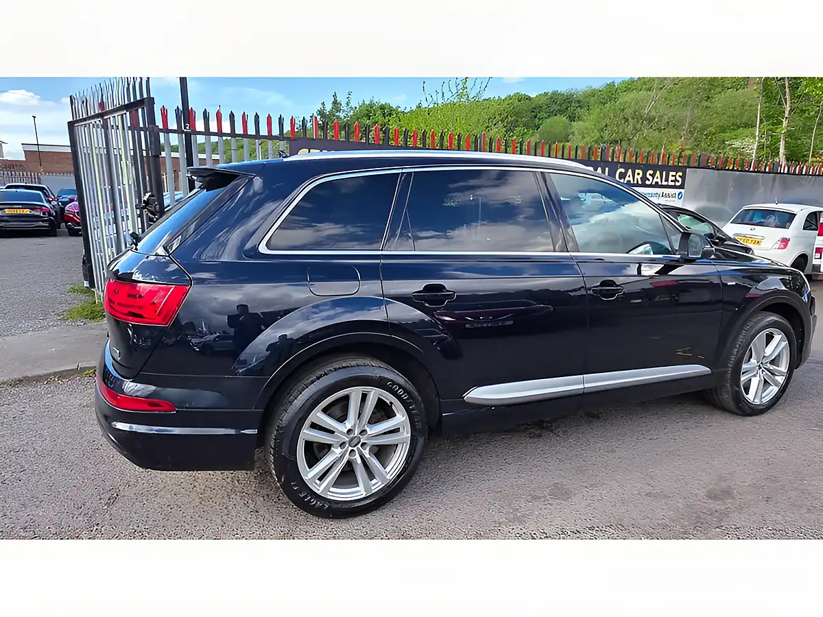 Used 2016 Audi Q7 S Line Blue - Interior and Exterior details 9