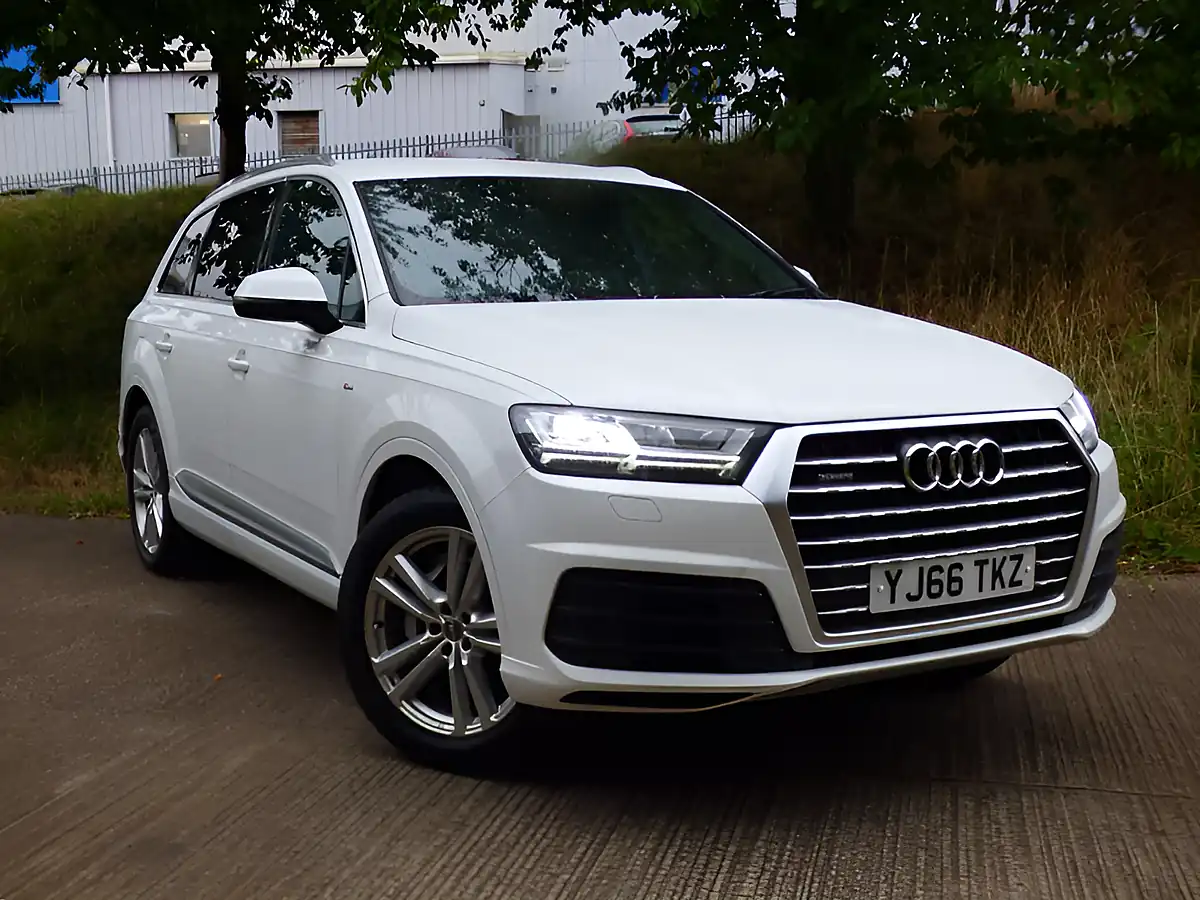 Used 2016 Audi Q7 S Line White - Front View