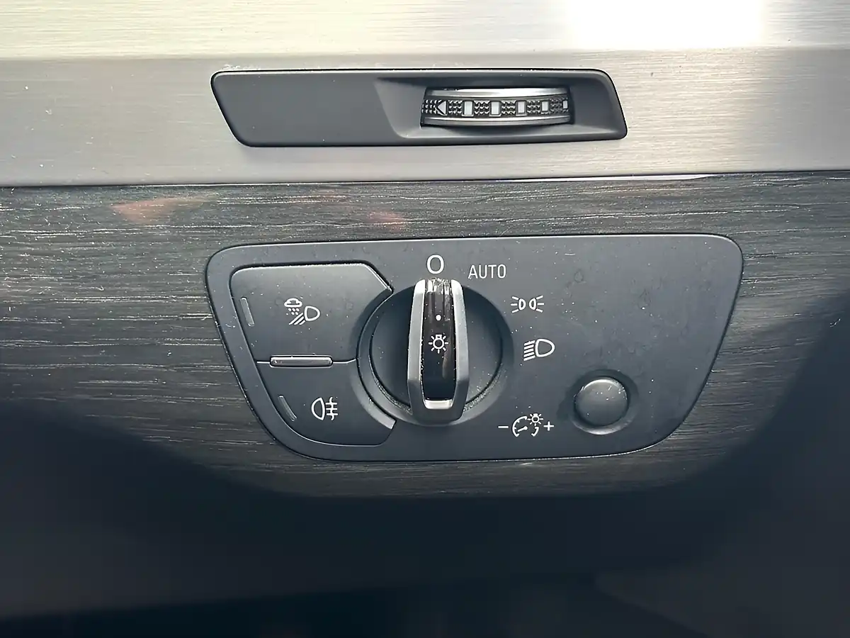 Used 2016 Audi Q7 Tiptronic Quattro Silver - Interior and Exterior details 13