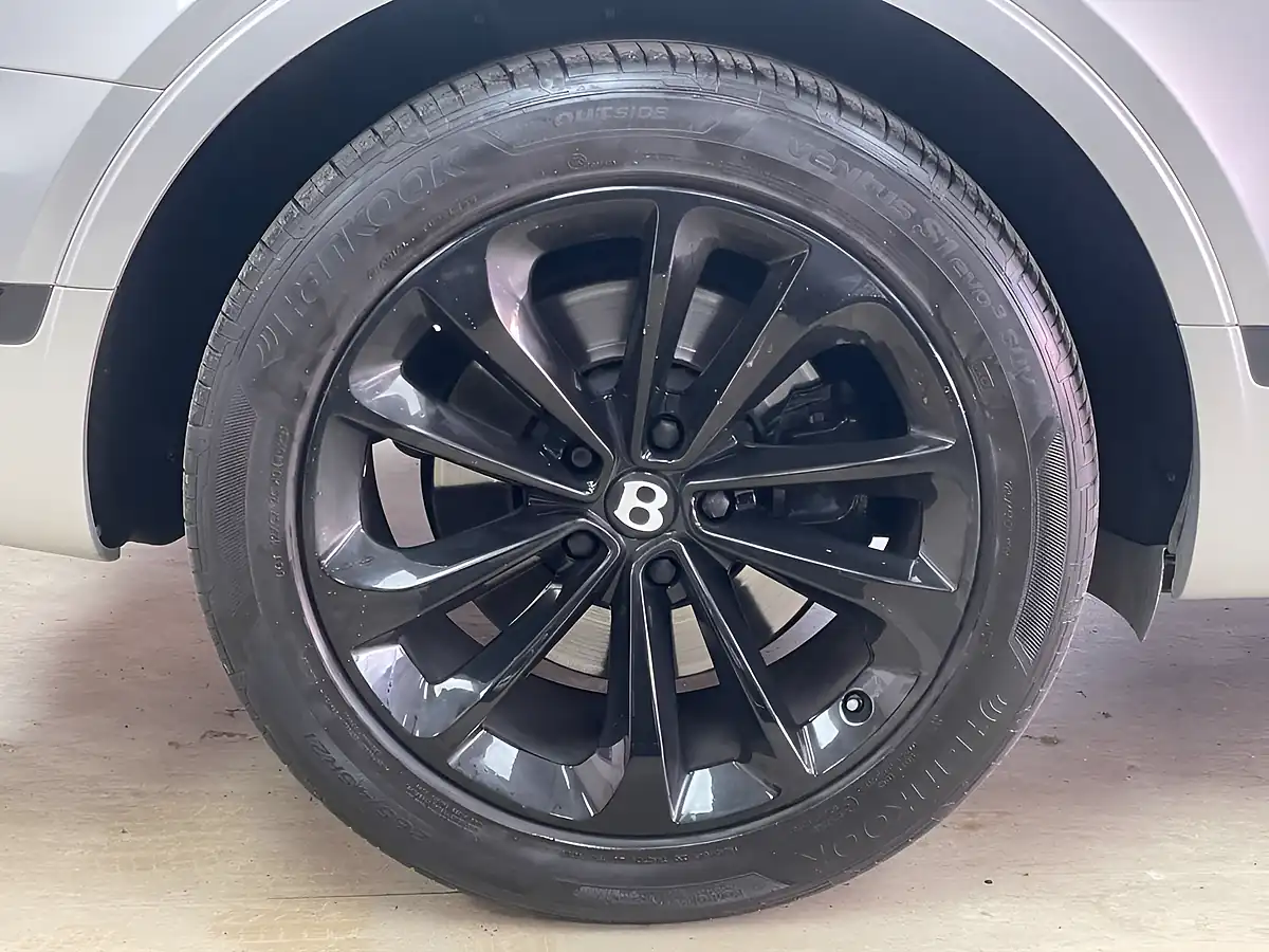 Used 2016 Bentley Bentayga Moonbeam Silver - Interior and Exterior details 11
