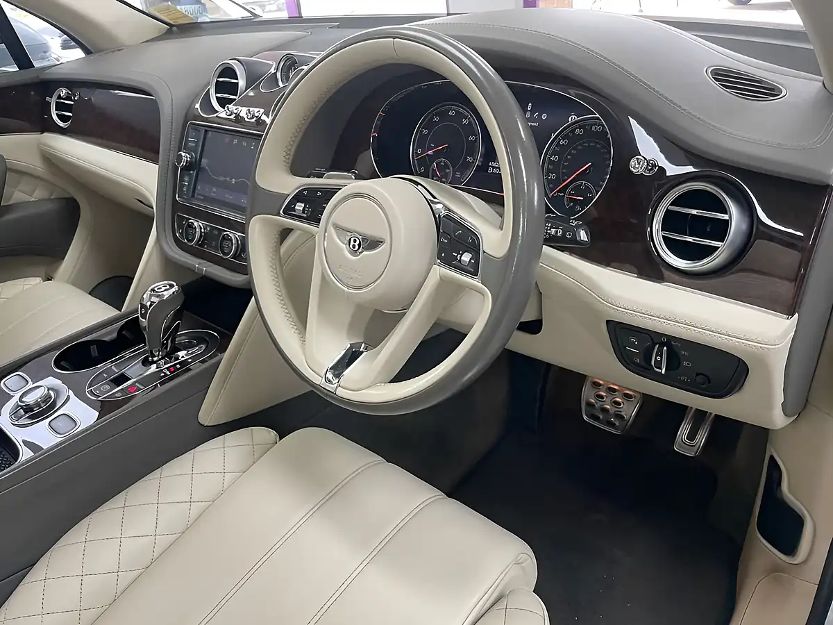 Used 2016 Bentley Bentayga Moonbeam Silver - Interior and Exterior details 12