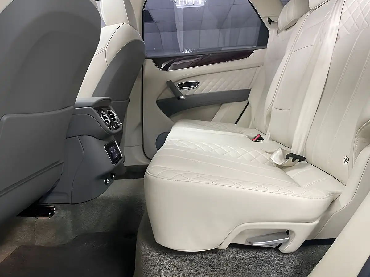 Used 2016 Bentley Bentayga Moonbeam Silver - Interior and Exterior details 13