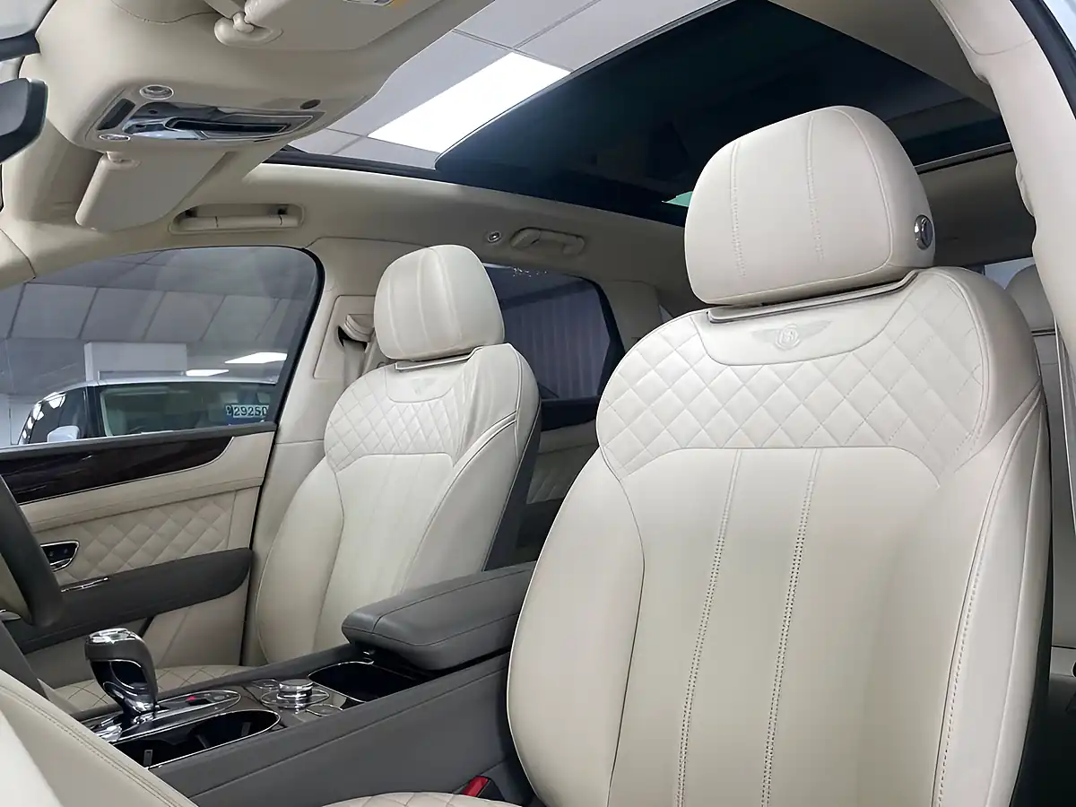 Used 2016 Bentley Bentayga Moonbeam Silver - Interior and Exterior details 15