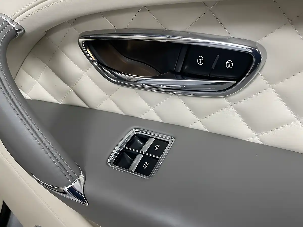 Used 2016 Bentley Bentayga Moonbeam Silver - Interior and Exterior details 16