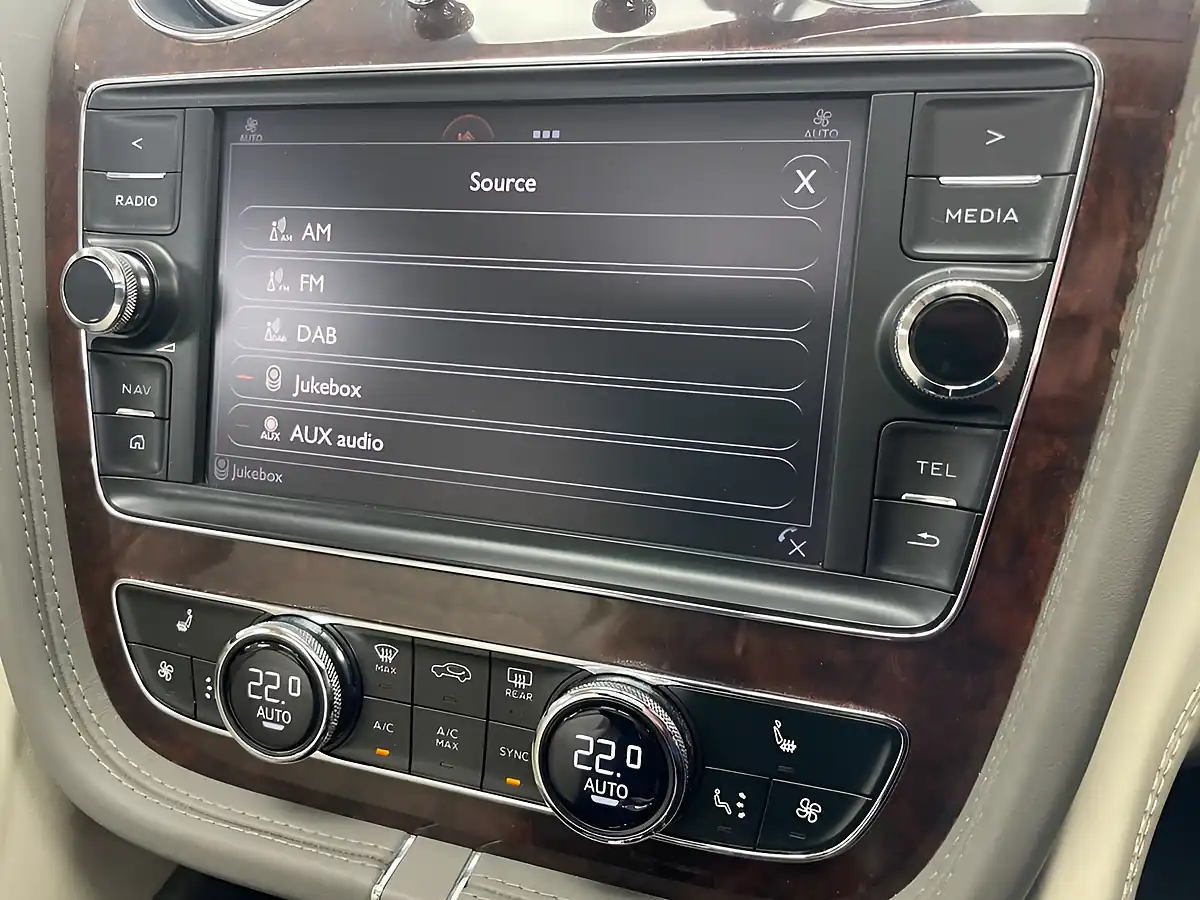 Used 2016 Bentley Bentayga Moonbeam Silver - Interior and Exterior details 19