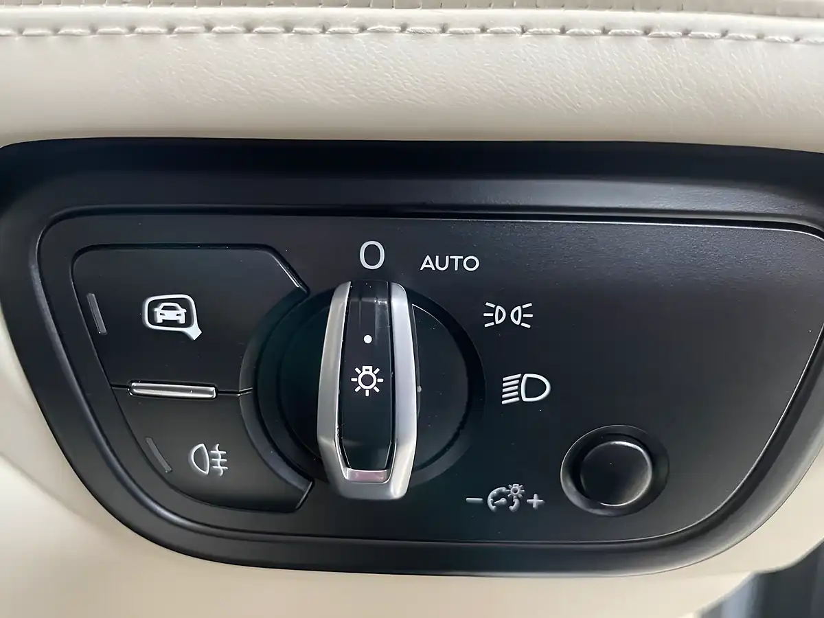 Used 2016 Bentley Bentayga Moonbeam Silver - Interior and Exterior details 20