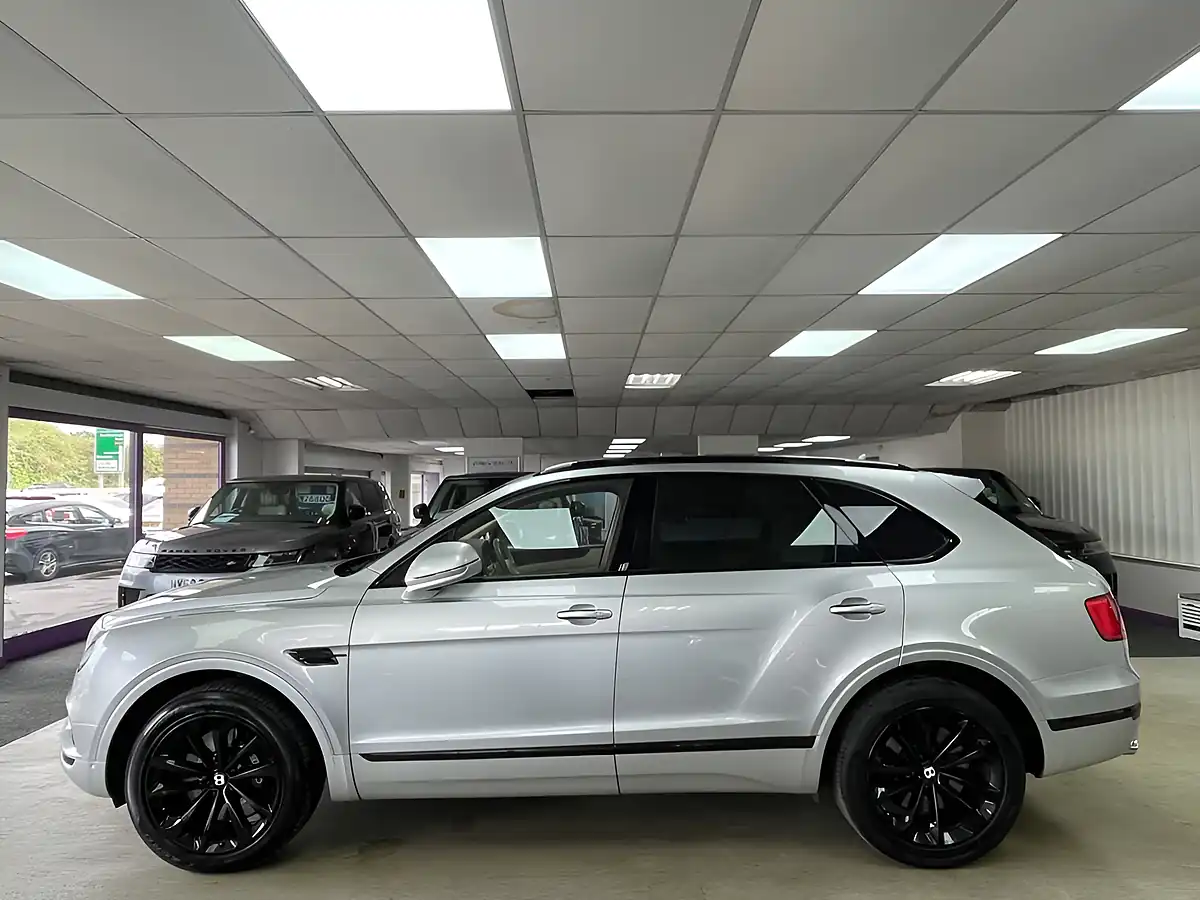 Used 2016 Bentley Bentayga Moonbeam Silver - Interior and Exterior details 7
