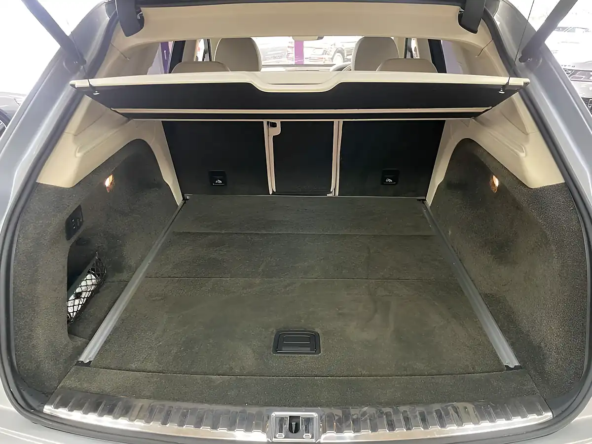 Used 2016 Bentley Bentayga Moonbeam Silver - Interior and Exterior details 9