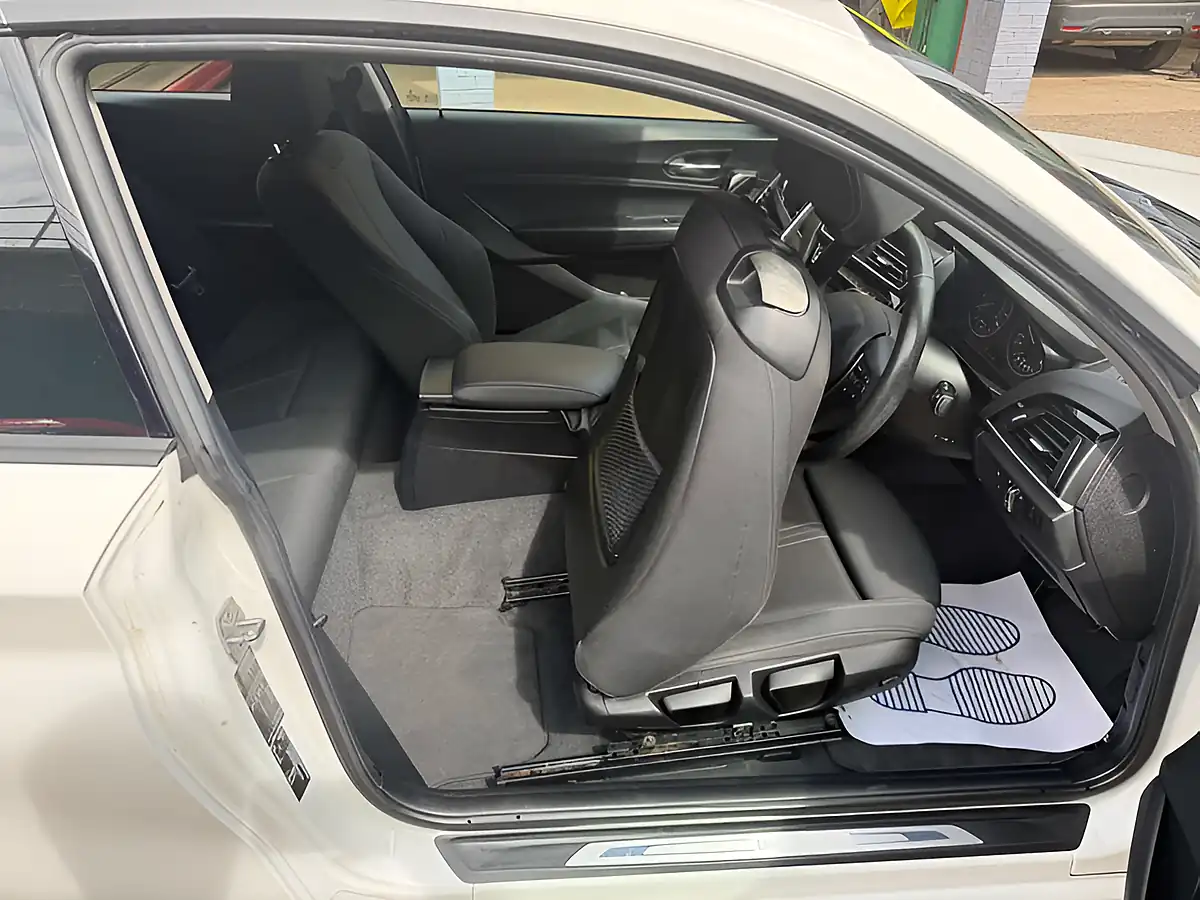 Used 2016 BMW 1 Series Sport Alpine White - Interior and Exterior details 16