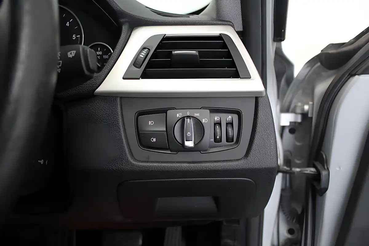 Used 2016 BMW 3 Series Se Silver - Interior and Exterior details 17