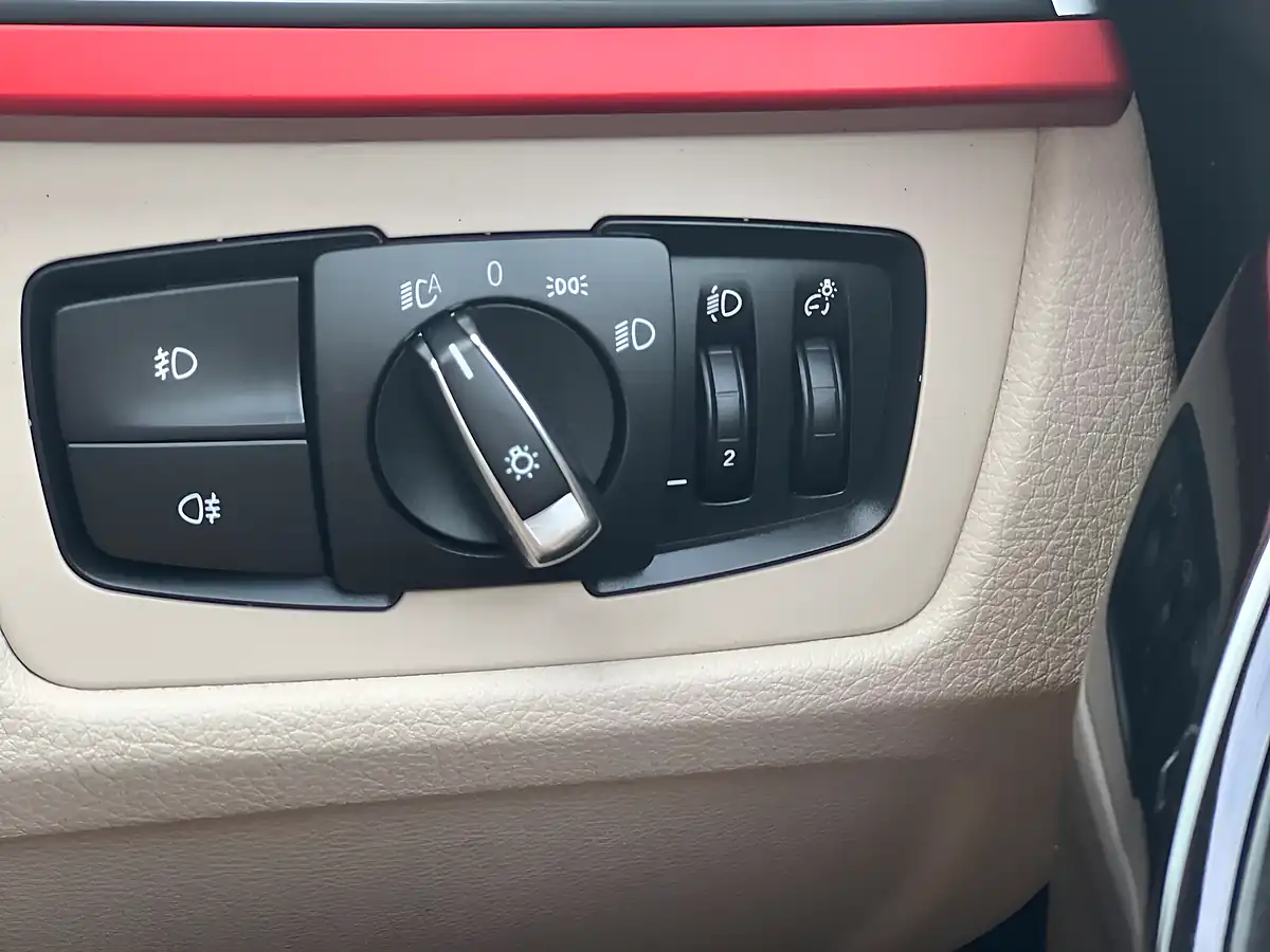 Used 2016 BMW 3 Series Sport Silver - Interior and Exterior details 12