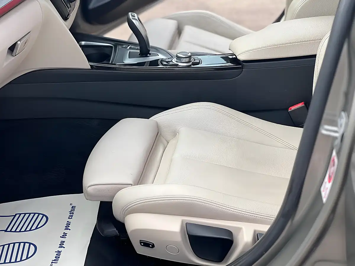 Used 2016 BMW 3 Series Sport Silver - Interior and Exterior details 18