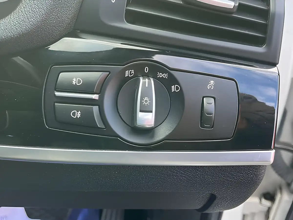 Used 2016 BMW X4 M Sport Alpine White - Interior and Exterior details 15