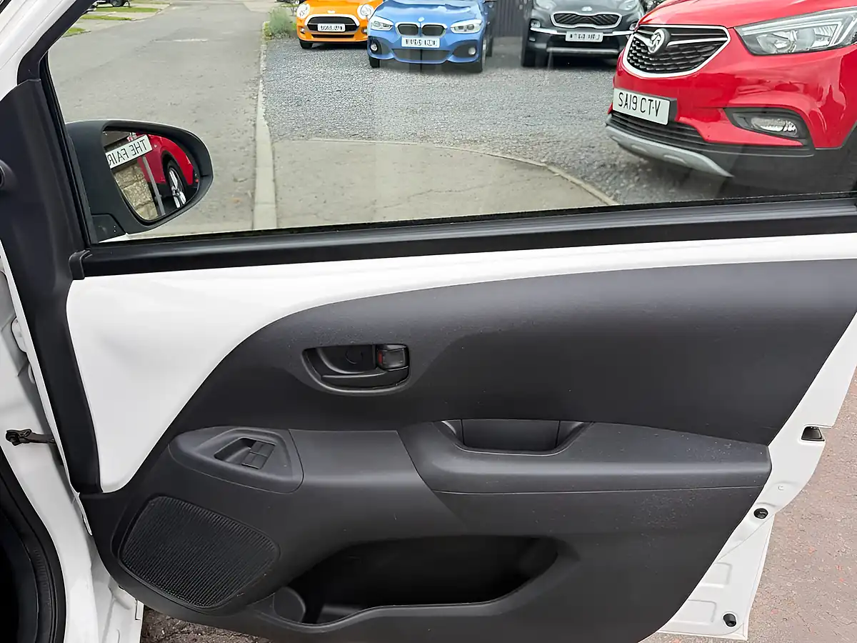 Used 2016 Citroen C1 Feel White - Interior and Exterior details 12