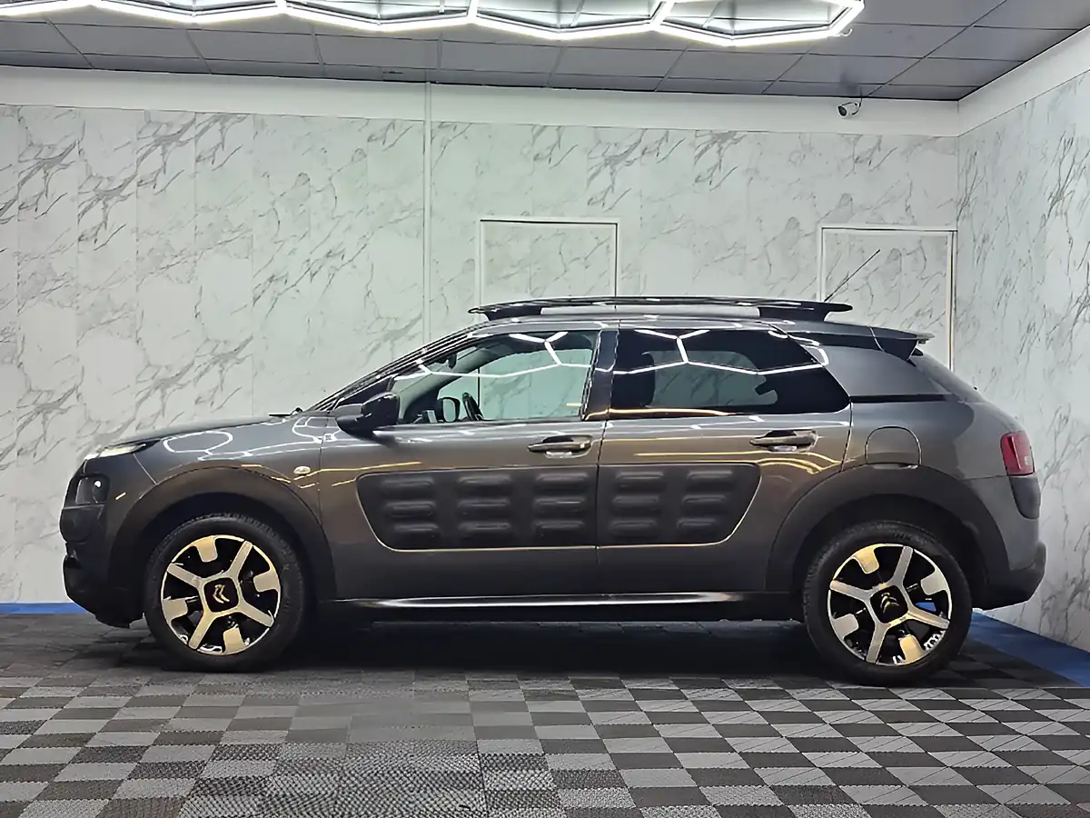 Used 2016 Citroen C4 Cactus Flair Grey - Interior and Exterior details 8
