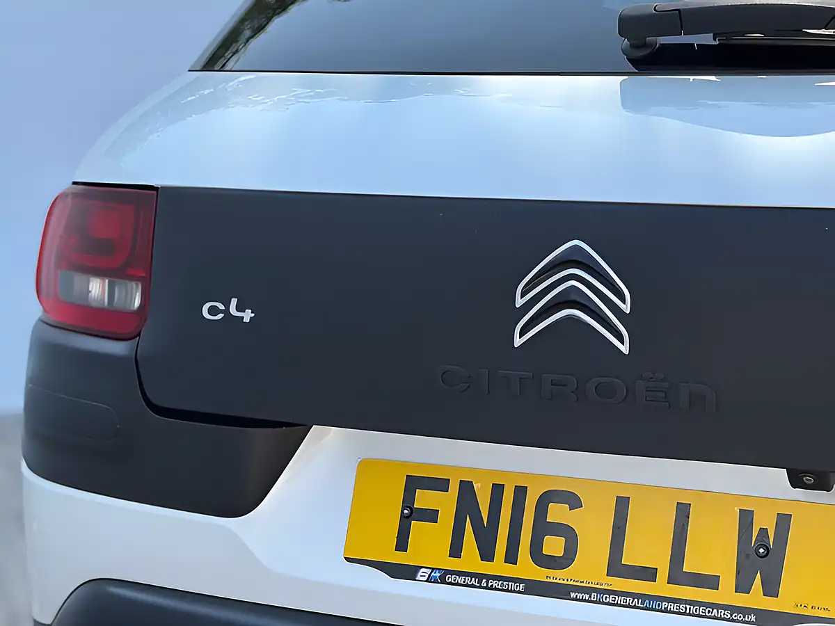 Used 2016 Citroen C4 Cactus Flair Pearl White - Interior and Exterior details 14