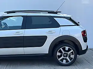 Used 2016 Citroen C4 Cactus Flair Pearl White - Interior and Exterior details 17