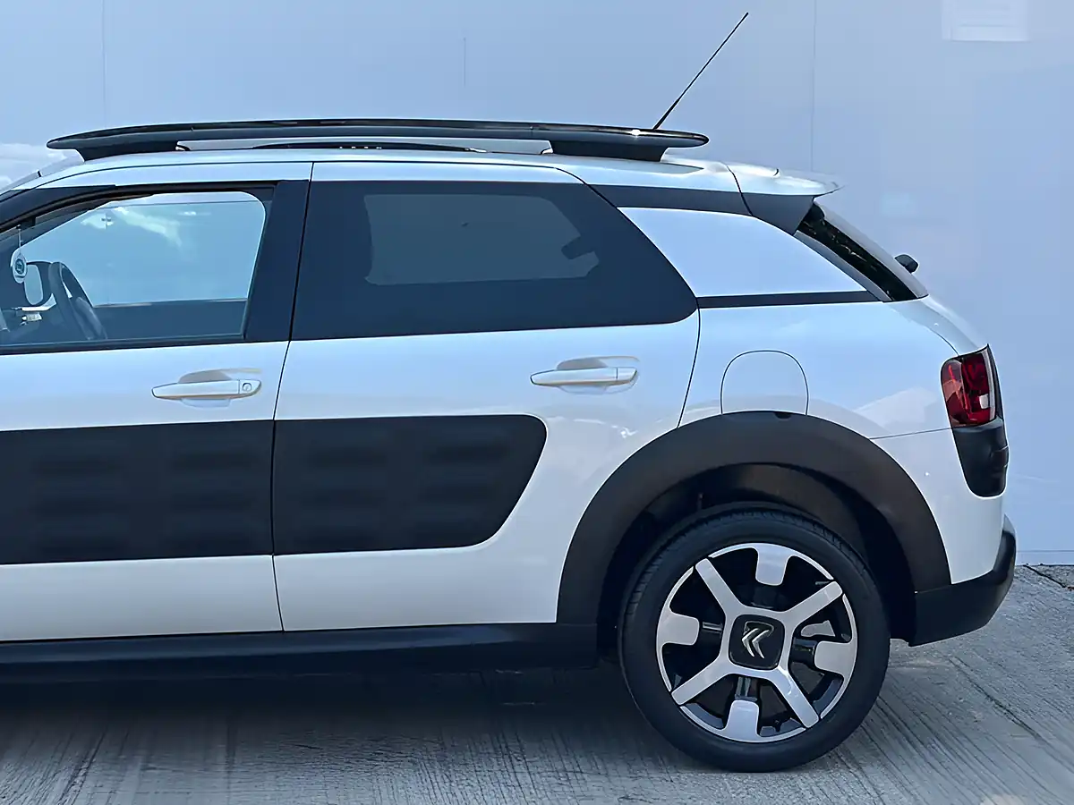 Used 2016 Citroen C4 Cactus Flair Pearl White - Interior and Exterior details 17