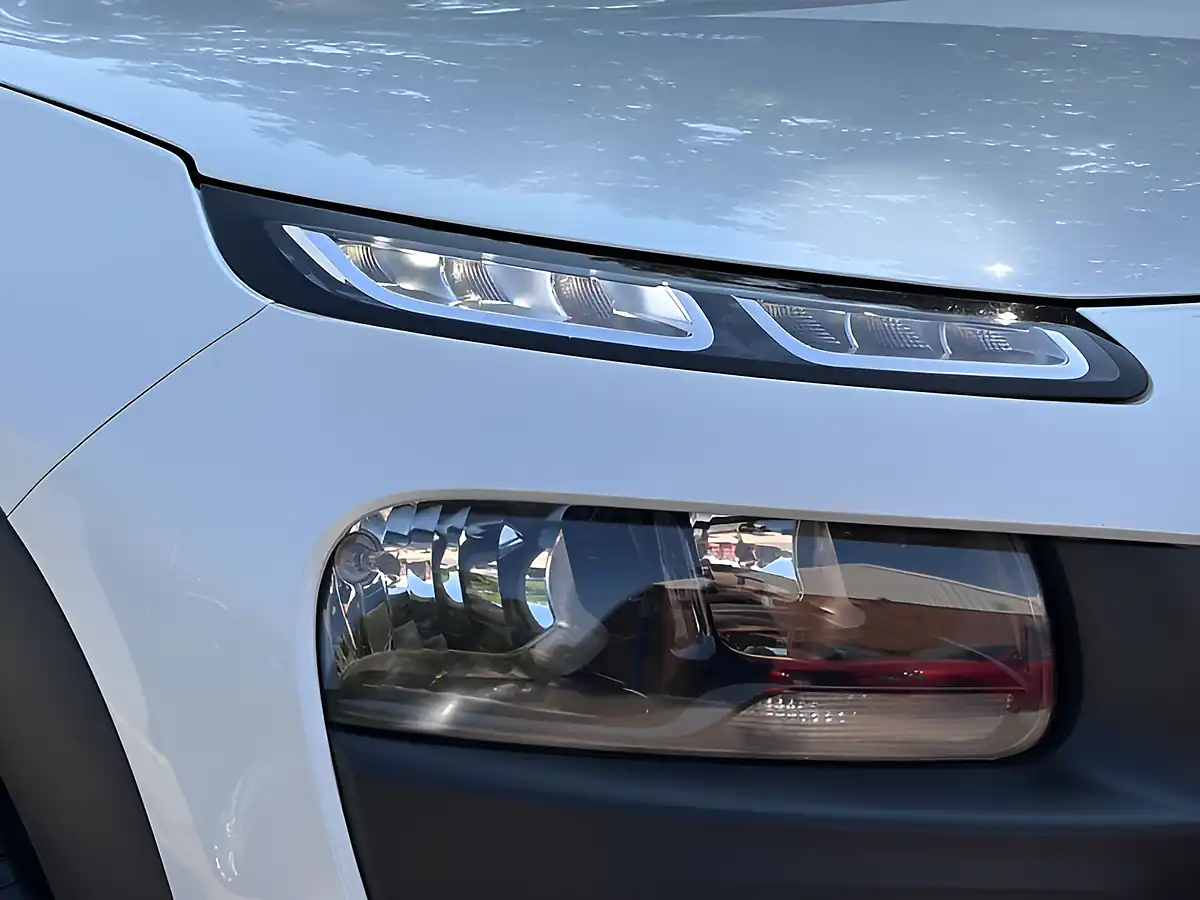 Used 2016 Citroen C4 Cactus Flair Pearl White - Interior and Exterior details 7