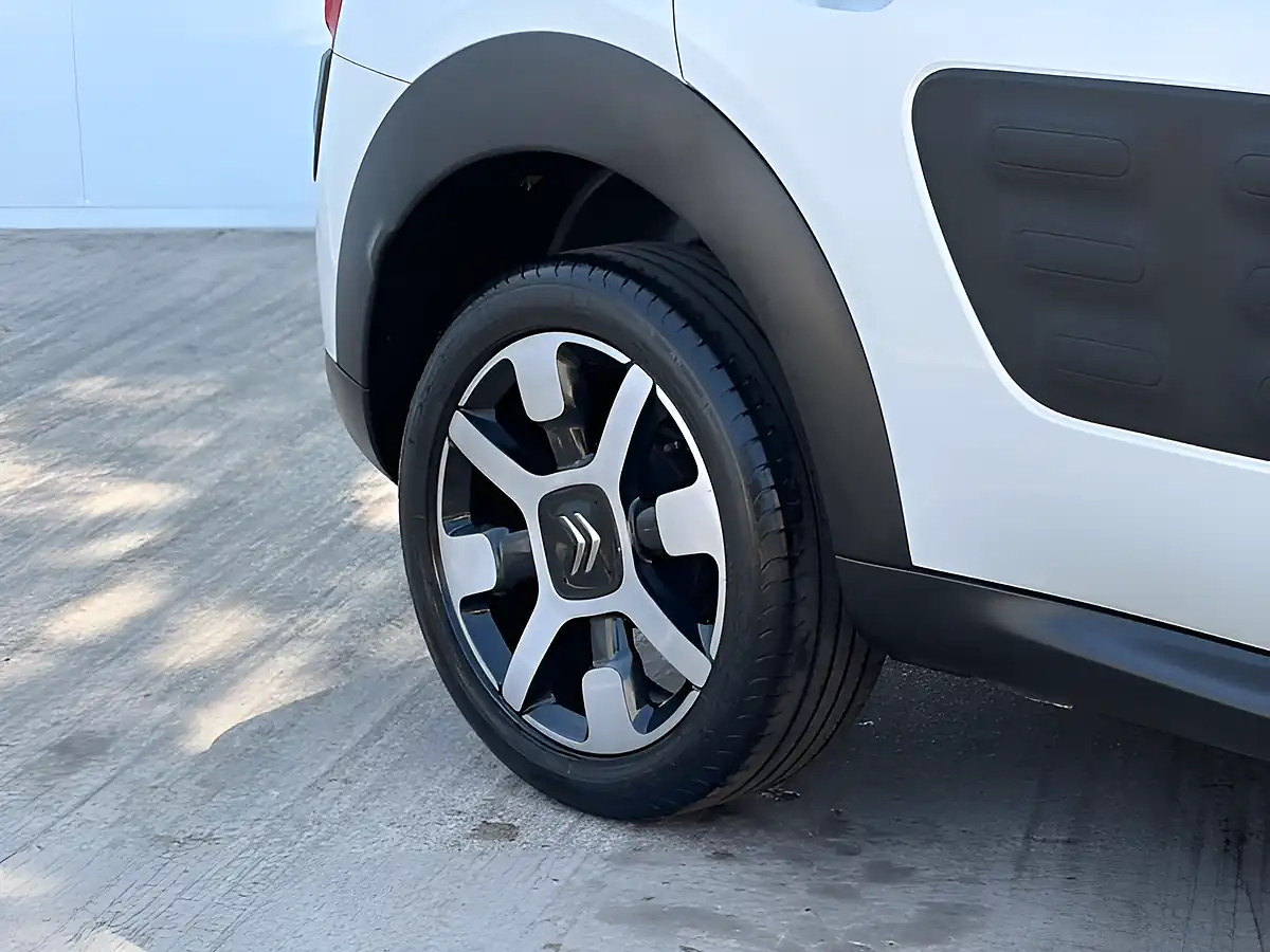 Used 2016 Citroen C4 Cactus Flair Pearl White - Interior and Exterior details 8