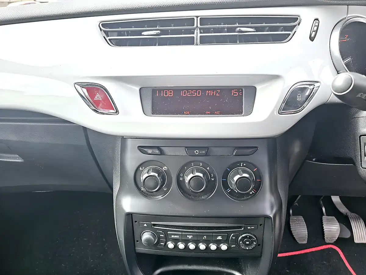 Used 2016 Citroen DS3 Dstyle Dsign Red - Interior and Exterior details 11