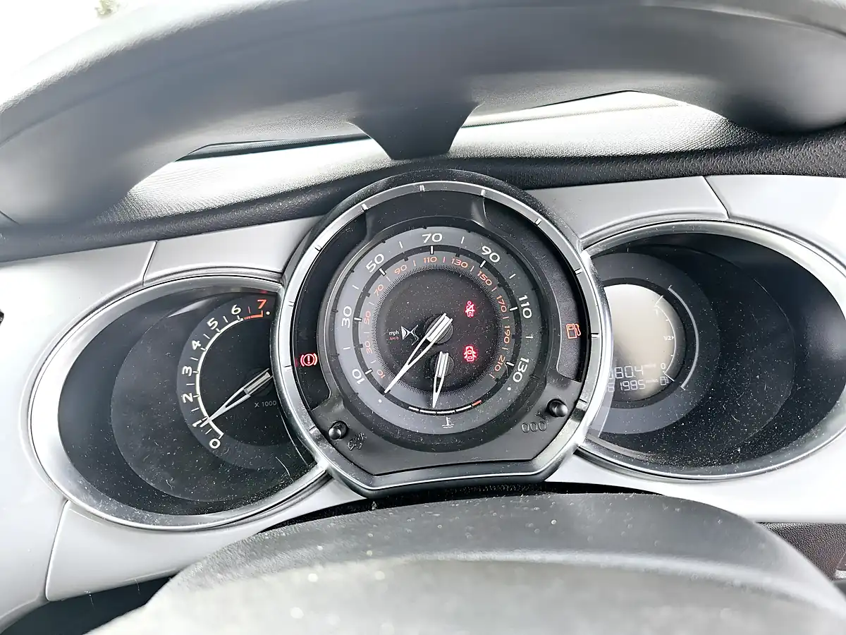 Used 2016 Citroen DS3 Dstyle Dsign Red - Interior and Exterior details 12